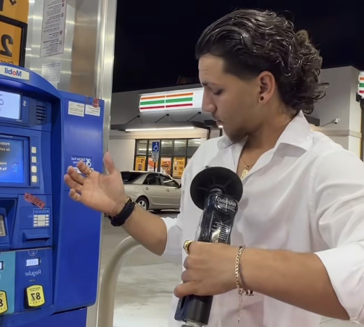 - Ella: “Hueles caro”
- Yo: