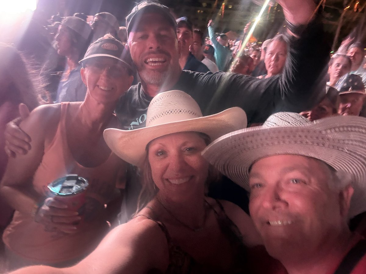jrol813's tweet photo. Had a blast for one of my bucket list @kennychesney sites, and my husband’s 1st with me!! 3 days of concerts on the FL beach calling off with KC!! 🏝️🏖️💙☀️ we had the best group of NSN fans with us from noon @noshoesnation #noshoesradio @noshoesradio #noshoesnation https://t.co/3k82NjJuhT