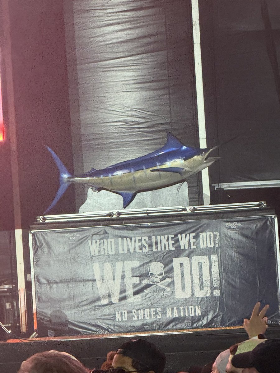 jrol813's tweet photo. Had a blast for one of my bucket list @kennychesney sites, and my husband’s 1st with me!! 3 days of concerts on the FL beach calling off with KC!! 🏝️🏖️💙☀️ we had the best group of NSN fans with us from noon @noshoesnation #noshoesradio @noshoesradio #noshoesnation https://t.co/3k82NjJuhT