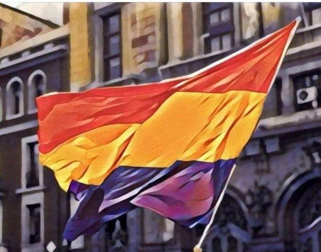 ignaciopozo's tweet photo. .”El cambio de la bandera hecho por la República constituyó un grave error”, “La bandera (rojigualda) que teníamos los españoles no era monárquica, sino nacional. Mientras la bandera de los Borbones fue blanca y la bandera real era un guión morado, la bicolor como enseña nacional fue creada por las Cortes españolas en plena efusión de liberalismo, el constitucionalismo y la democracia»  «No respondía a una aspiración nacional, ni siquiera popular. La bandera republicana era desconocida por la inmensa mayoría de los españoles. Se reemplazó una bandera nacional por una bandera partidaria y, con ello, solo consiguió dividir a España. No era necesaria y, consecuentemente, tan solo podía producir complicaciones, tal y como sucedió»  «Ni inconmovible, ni imperdurable ni eterna es la bandera tricolor, porque no nació del pueblo, sino de una minoría sectaria. No crearon pues un símbolo nacional, que ya estaba creado con ese carácter, sino uno de lucha partidario, haciendo prevalecer las ideas de la República por encima de las ideas de Nación y Patria. Hoy los españoles están divididos en torno a dos banderas: tal es el fruto de aquel error»  Fd. Gral. VICENTE ROJO Jefe de Estado Mayor del Ejército Popular de la República durante la guerra civil española.    Si a eso le suman que su restauración (hubo una primera) vino de un golpe de estado de la Izquierda, que había perdido las elecciones municipales, y de 5 años posteriores de asesinatos, robos, saqueos, violaciones por parte de  esa misma izquierda contra el resto de españoles, su resultado era fácil de prever: el levantamiento de los que no se iban dejar asesinar.     El mejor símbolo de la II República es que  el capitán de Ingenieros Pedro Mohíno, que enarboló esta bandera tricolor el 14 de abril fue fusilado por los rojos el 25 de agosto de 1936 por resistirse a ver convertida España en un satélite de la URSS.   #MemoriaHistorica  #14deAbrilNadaQueCelebrarSubcampeones