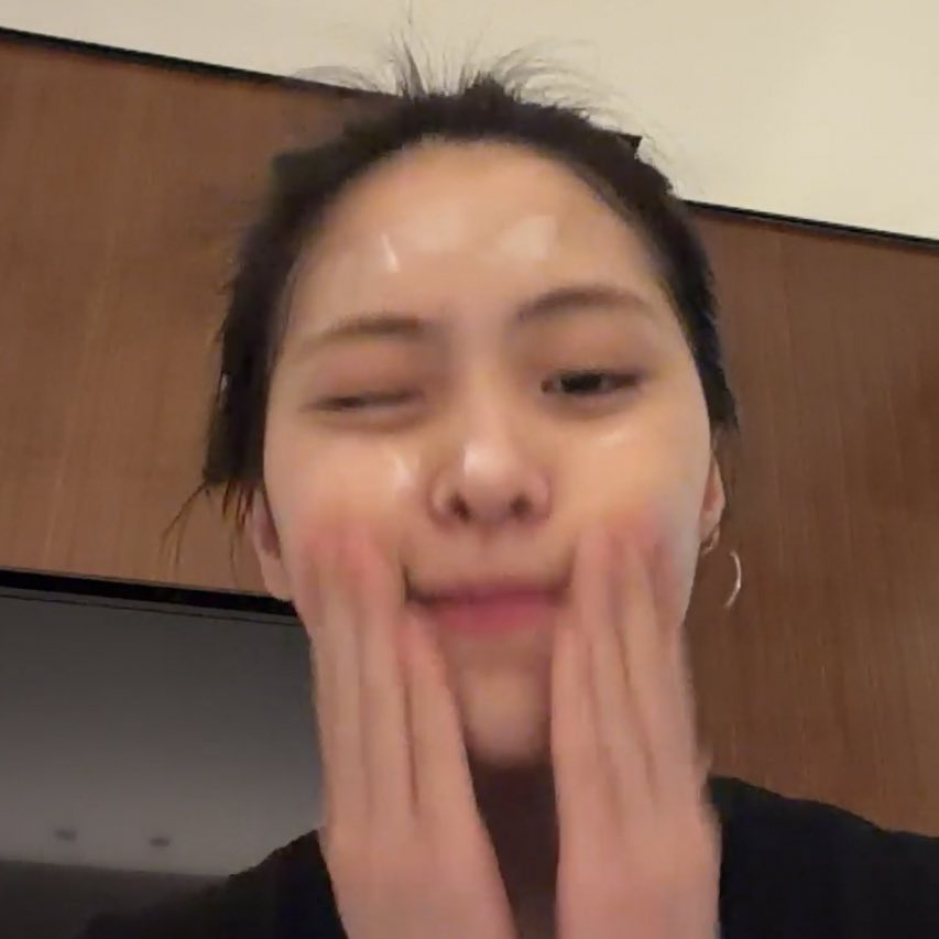 jas 🍬 YEJI MONTH ≷ 🪼🪜🎢 tweet media