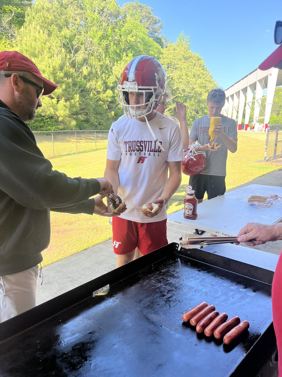 HuskyFast's tweet photo. Kicking off 9th grade spring ball with a post practice snack. 🌭 
#HuskyFast https://t.co/MemvfWcNL8