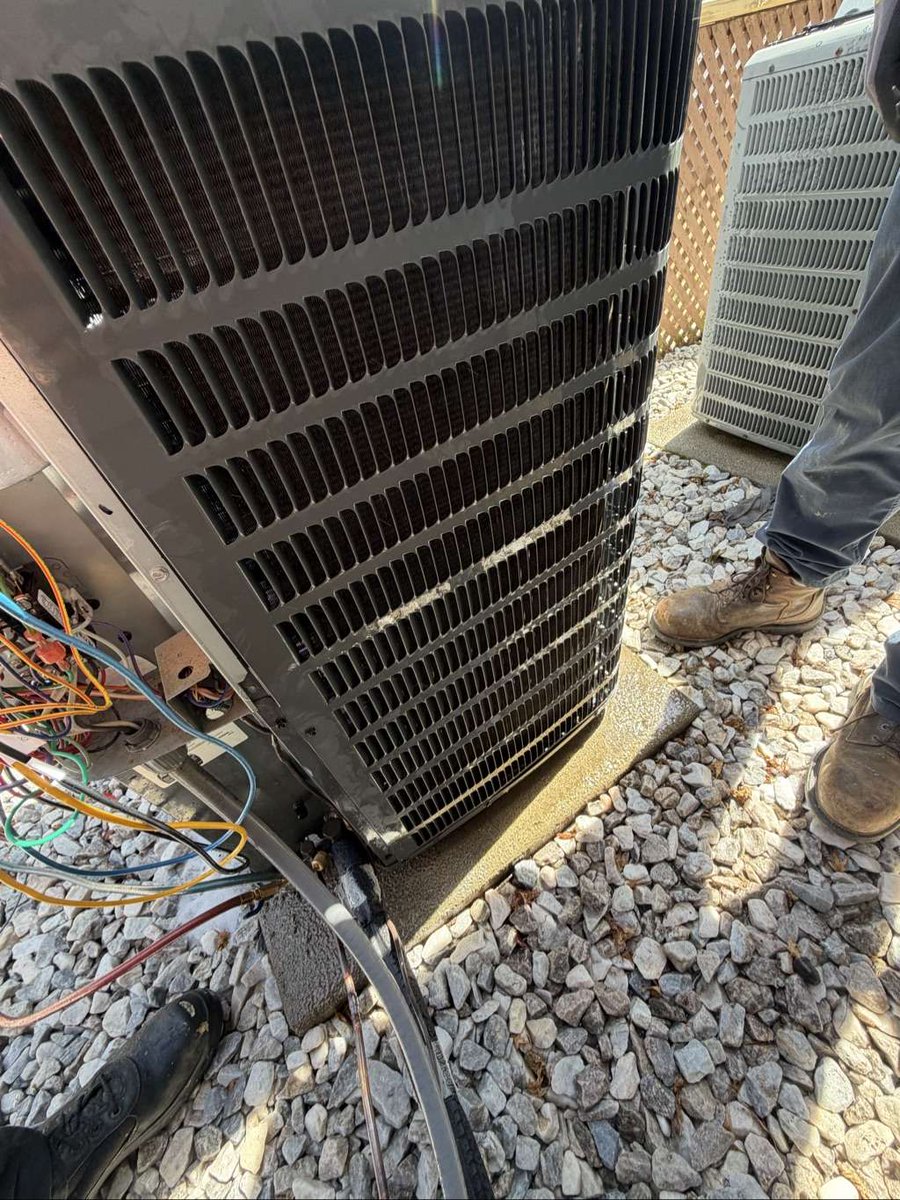 KJMechanicalLL1's tweet image. We were contacted for a compressor replacement. Using the highest quality equipment, we swiftly solved the issue to assure their cooling system runs smoothly. #HVACservice #CompressorReplacement