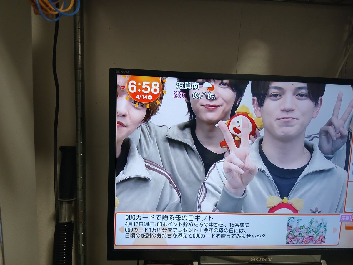 2戦目は✌️を出したので、✊️を出した人の勝ちです 彼らは✌️を出