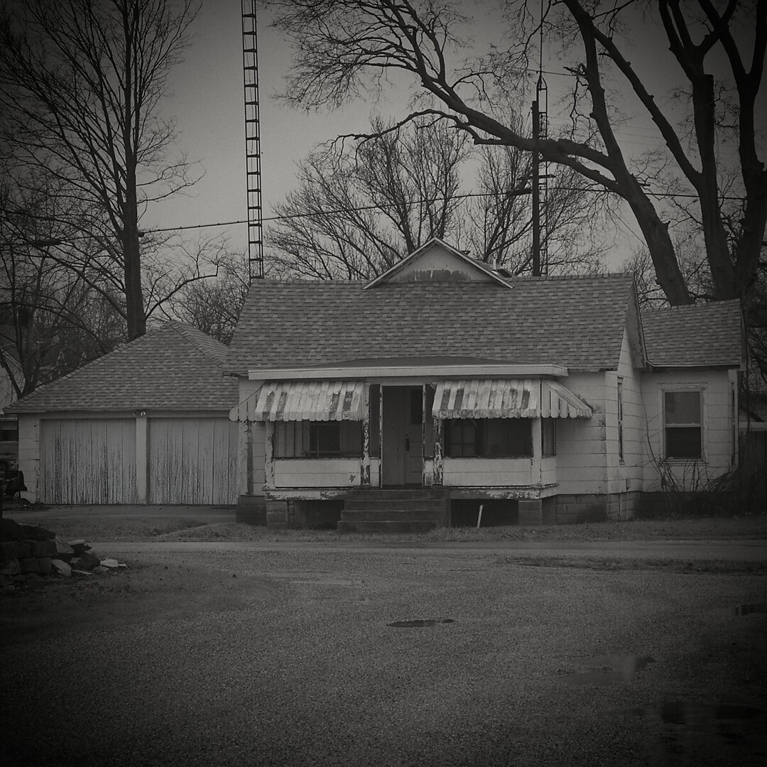 AaronPerkinson's tweet photo. Quiet streets, weathered house...good Central Illinois living?
.
.
.
.
.
.
#blackandwhitephotography #moodygrams #urbanexploration #streetphotography #fineartphotography #photographyart #abandonedbeauty #timelessphotography #nostalgicvibes #visualstoryte… https://t.co/rKtIcKf41q https://t.co/R846TYWIUo
