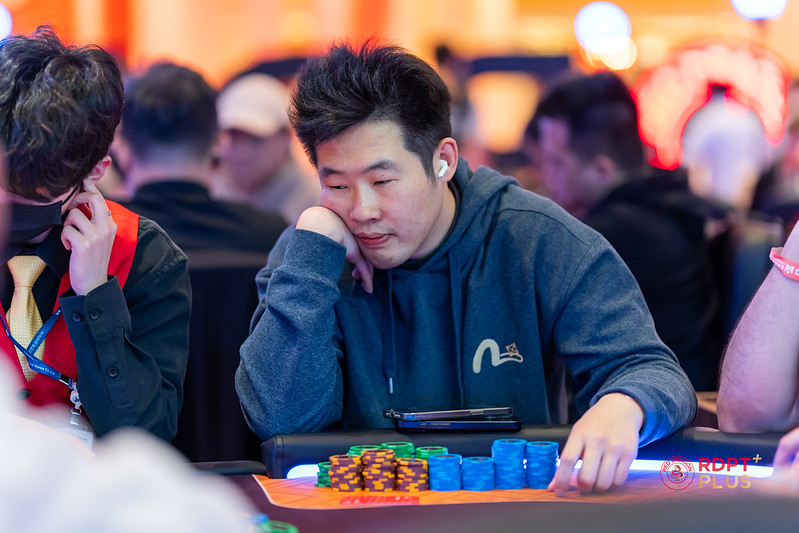 playreddragon's tweet image. The stage ofr DAY 1 filled fast.
The Red Dragon Prestige High Roller hit KRW 805,240,800 with 114 entries, and with late reg open until Level 14 on Day 2, there’s still room to grow.

Ke Hu from China bags the lead heading into Day 2 (1,388,000).

📺 Red Dragon Prestige HIgh