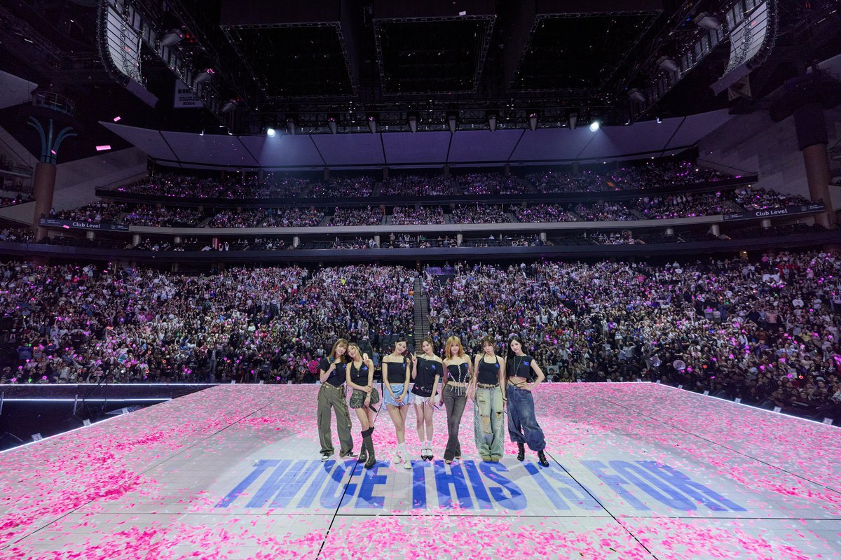 SE0JU99's tweet photo. VIP group photo packages these days be like “okay groups of 18,000” https://t.co/sP9DhRhl9V