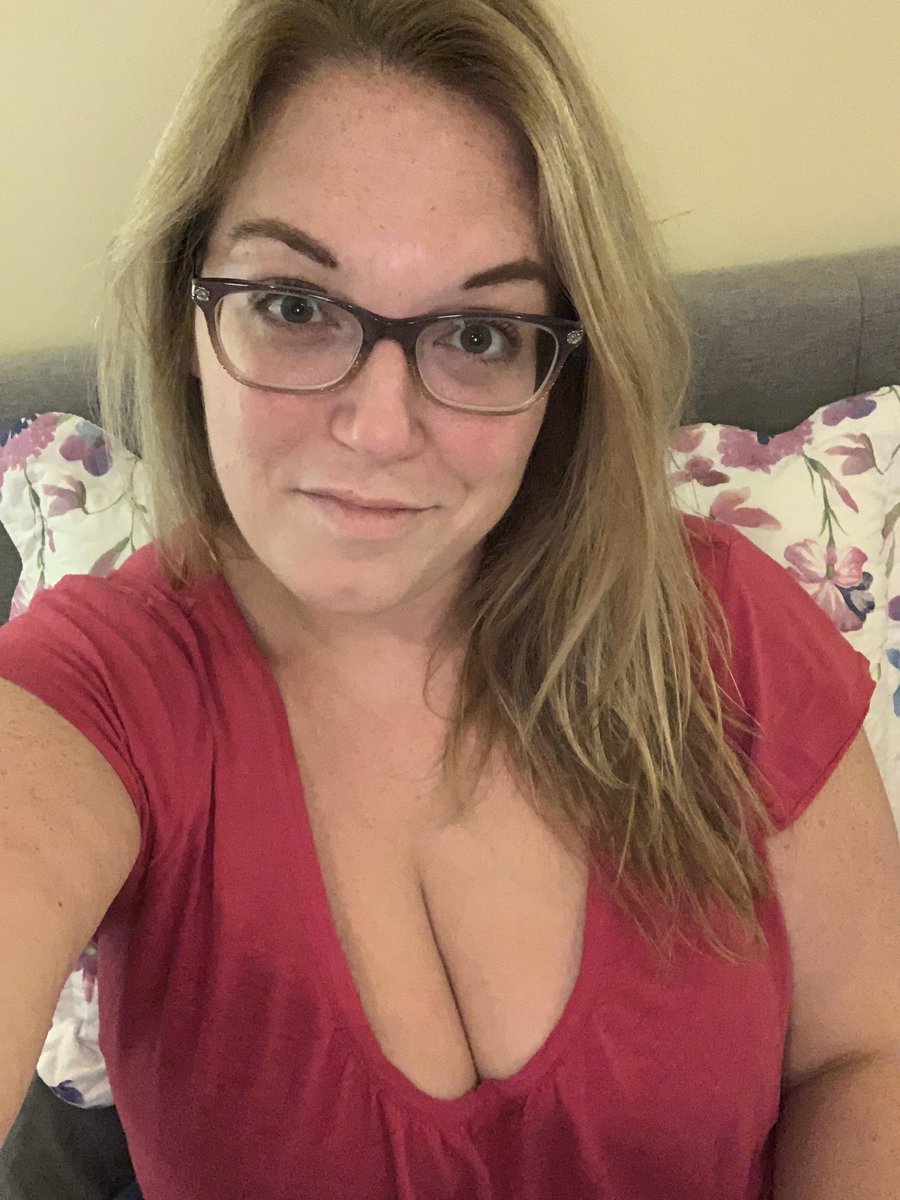 clubmoms_'s tweet image. Any men looking for a mommy with benefits? say hi
