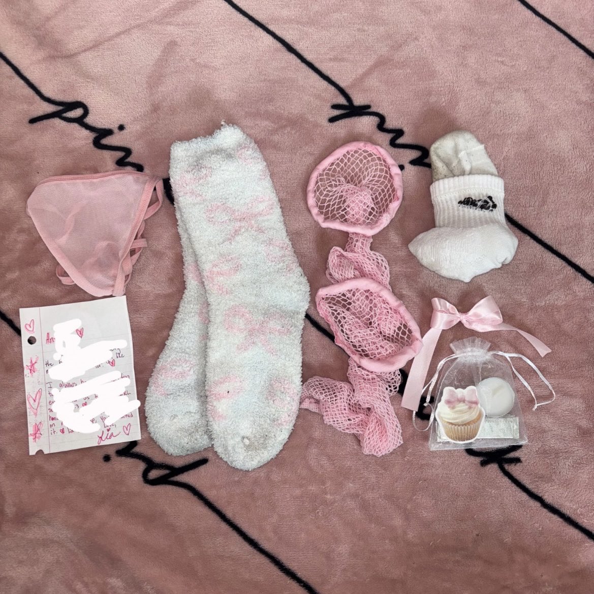 lockin4lia's tweet image. my job is so easy :3 what he paid (777) for, vs. what he got 🎀🍒👣