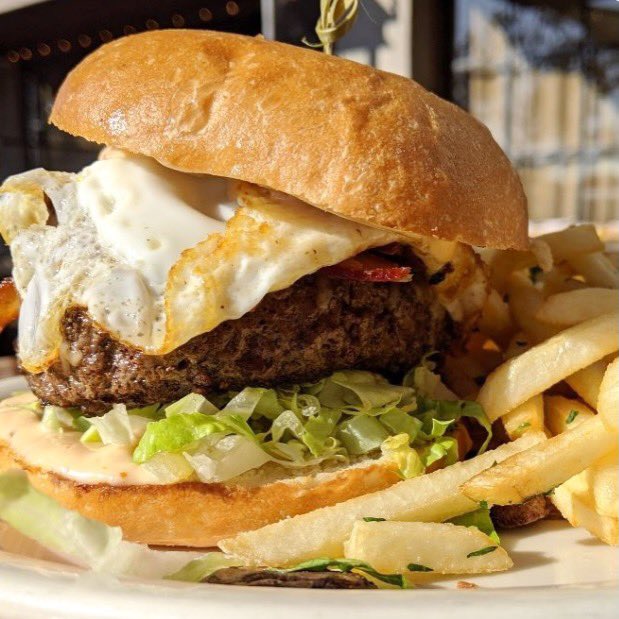 OriginalNFV's tweet image. RP #Forge #Napa 

Perfect day for a Forge Cheeseburger!
1/2lb corn fed beef, house slaw, aioli, fries, and choice of bleu or cheddar cheese
Enjoy it with one of 18 carefully selected mostly local craft 🍺 on tap
+ #happyhour M-F 2-5:30

#craftbeer #craftbeerlover #napavalley