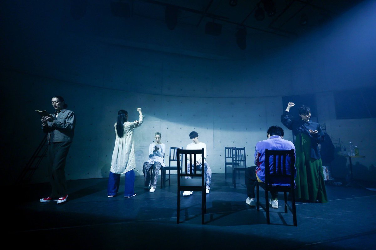 EnvisionNextage's tweet photo. ＼本日千穐楽／
#広くて狭くてぎゅってなる

残り3公演となりました🪑

◼︎4/14 (火)
12:00〜 B / 15:30〜B / 19:00〜A

本日12:00と15:30の回は、開場時間より当日券を販売させていただきます🎫

ご来場、心よりお待ちしております！

#安倍康律 #井出恵理子 #佐藤永典 
#澤村亮 #晴音アキ #畠中ひかり #鑓水海人 
#奥富夕渚 #德市暉尚