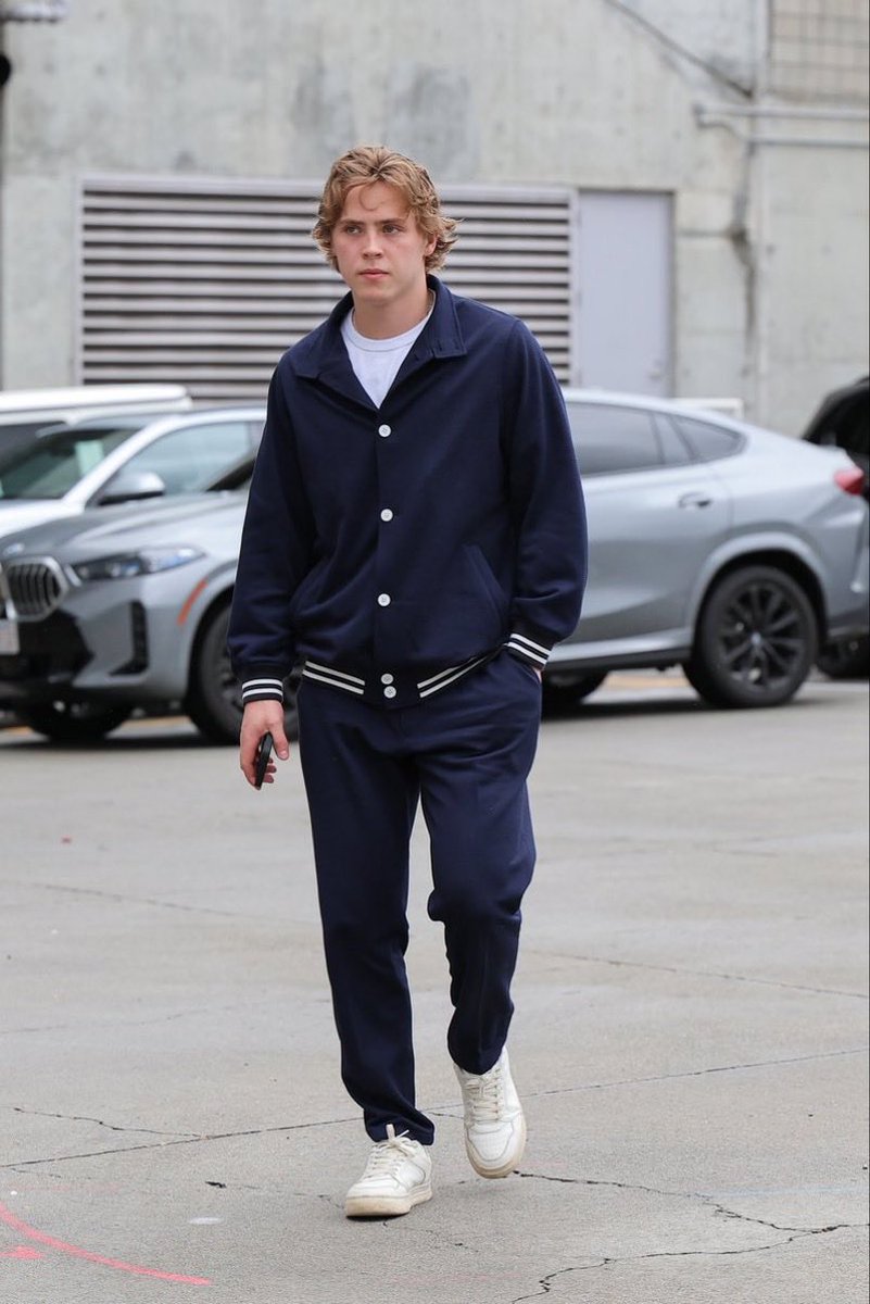 pupbrini's tweet image. let’s be outfit repeaters and wear the same button ups two days in a row with twin