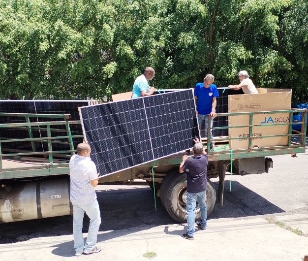 TecnomaticaCuba's tweet photo. Noticias de #Tecnomática!  Hemos trasladado módulos fotovoltaicos a #Enetec y #Aidos, preparando el camino para la nueva matriz energética de #Cupet. ¡Apostamos por la energía solar!
#Tecnomática #PetrolerosPorCuba https://t.co/jcvobxYHJS