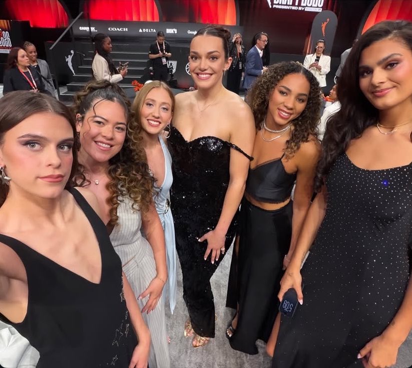 wateryonce's tweet image. MY SENIORS 🥹🥹