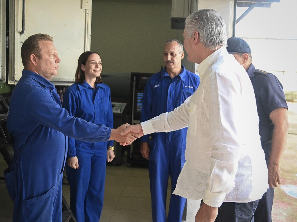 🇨🇺|  El Presidente de la República, <a href="/DiazCanelB/">Miguel Díaz-Canel Bermúdez</a> visitó este lunes la Empresa Militar Industrial “Granma” -ubicada en el municipio capitalino de Regla-, la cual se destaca por varias líneas productivas que responden a demandas de la economía nacional. 

📎| presidencia.gob.cu/es/noticias/la…