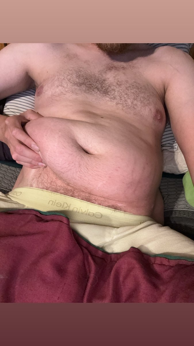 givemeanoutie's tweet photo. This belly is getting so big guys it’s getting crazy 😣😣😣 #feedee #gainer #belly #fatbelly #bigbelly #ballbelly #fat #roundbelly #belly #beerbelly #bellybutton #navel #innie #readytopop #weightgain https://t.co/PlYRuByplF