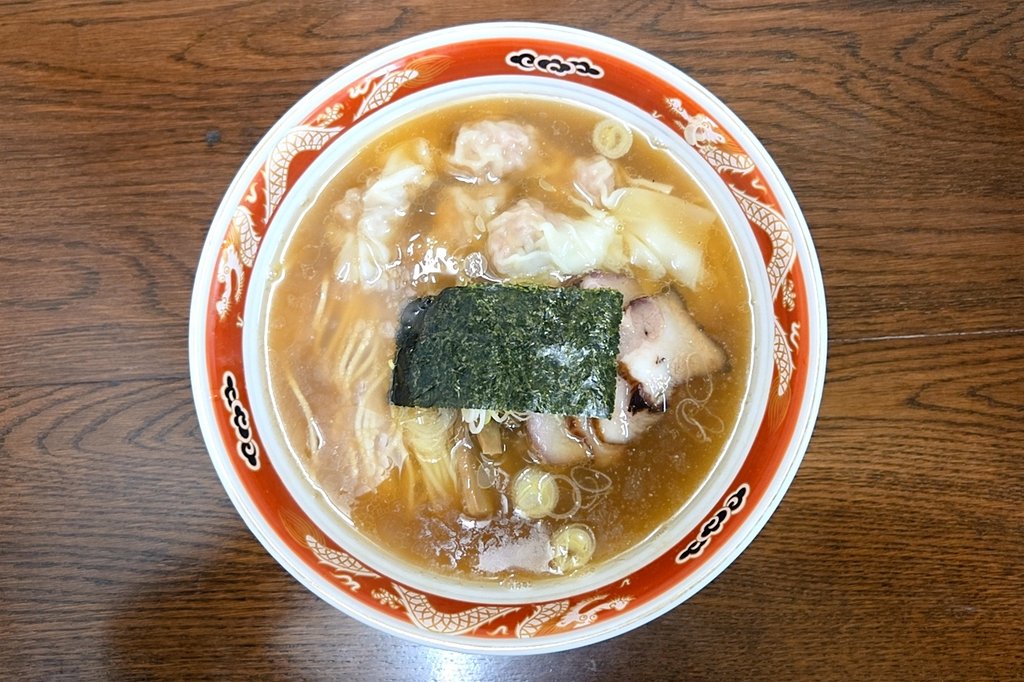 kazutan0264's tweet photo. 支那ソバかづ屋@目黒にて、ワンタンメン。定点観測店。鶏ガラ・ゲンコツ・煮干し・節等、複数の天然素材を精緻なバランス感覚で重ね、泉の如く湧き出す際限なき滋味を演出。出汁に柔らかく溶け込むカエシの風味は芳醇で、飲めば飲むほど味蕾に馴染む。自家製麺も永遠に啜り続けたくなるほどの存在感。 https://t.co/l6VC2Idrch
