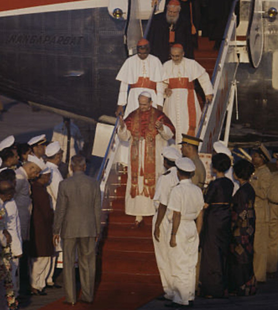 ele desembarcando com veste coral e sendo o primeiro a fazer isso desde Paulo VI