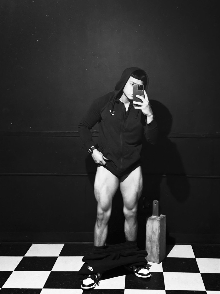 jaykhalyfa's tweet photo. #legs https://t.co/qm6LElfSe5