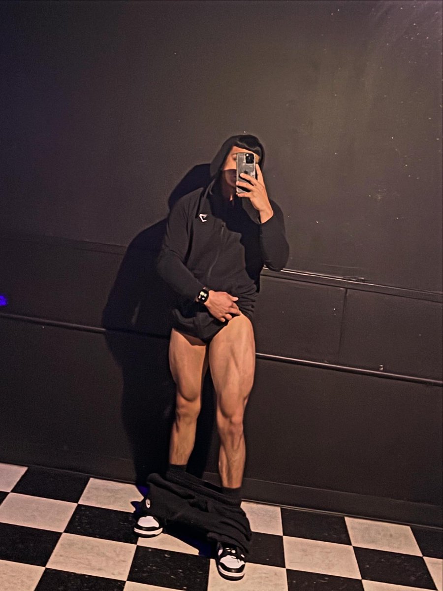 jaykhalyfa's tweet photo. #legs https://t.co/qm6LElfSe5