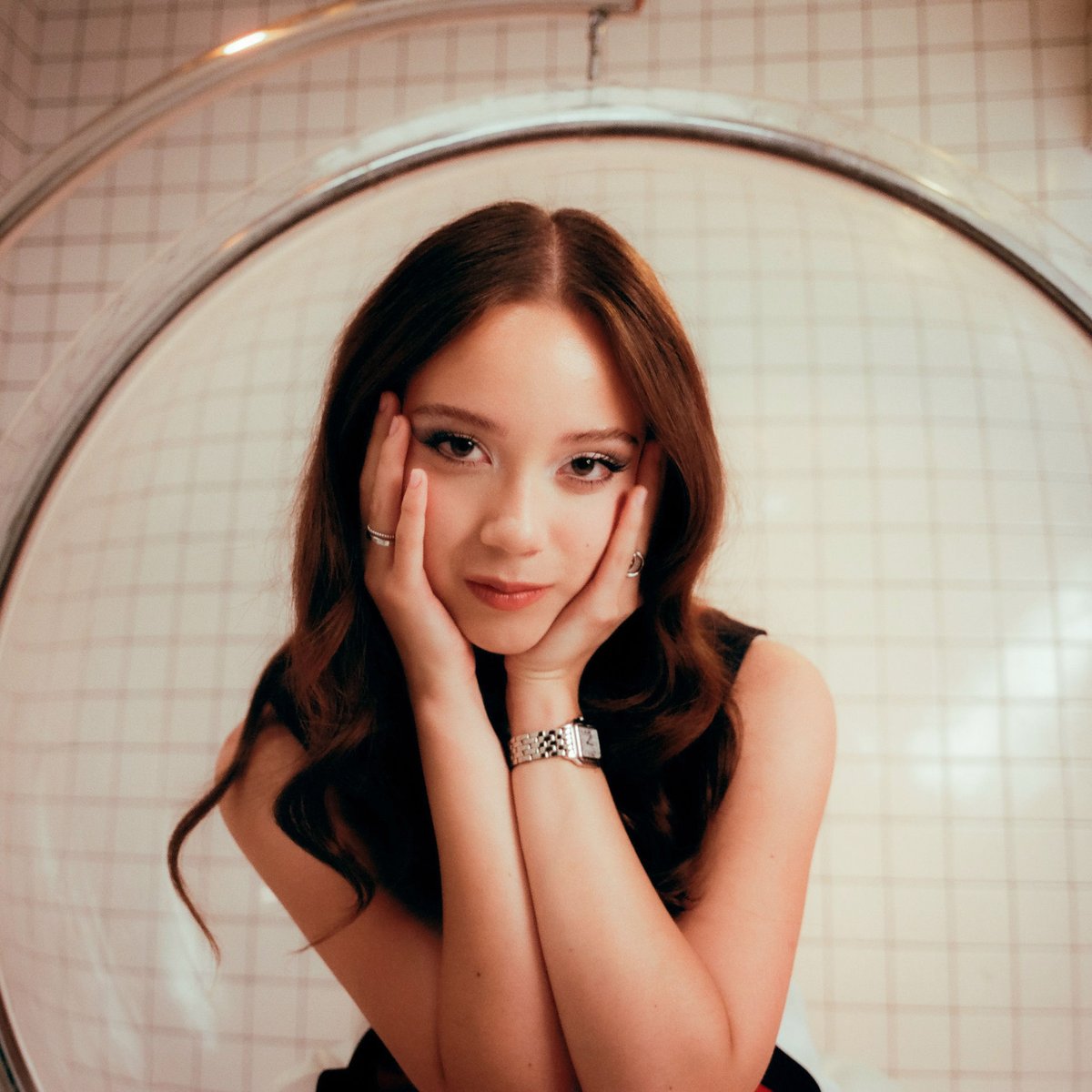 infokhazz's tweet image. O visual das skins de Laufey em parceria com o Fortnite pode ser revelado em algum momento desta terça-feira (14/04).