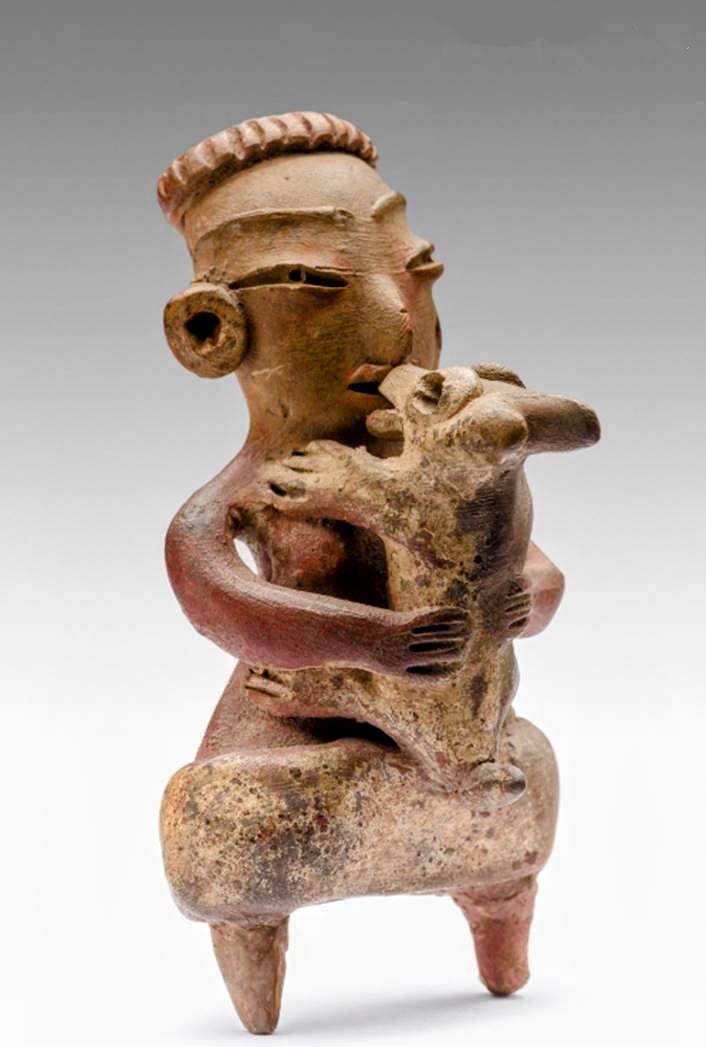 #PiezaDelDía 🐶 Mujer besando un perrito

Esta figura de barro, perteneciente a la cultura material de Tlatilco, representa a una mujer sosteniendo en los brazos a un perro. Mantiene las piernas separadas y el pecho desnudo.

#MuseosINAH #MNA #DíaMundialDelBeso