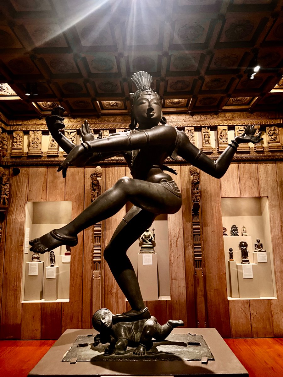 effthealgorithm's tweet image. Still thinking about the guy in the comments who told me only poor people should use #libraries. He insisted people who aren’t poor should pay for books and other art, not access them for free. 

Thought about that a lot while I was at the @nelson_atkins today which, like many