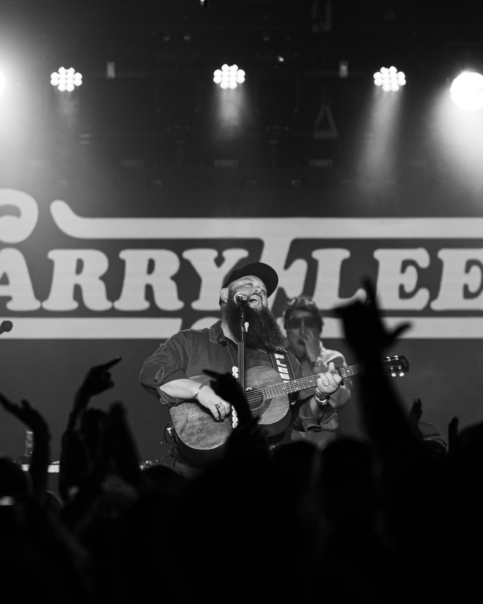 Larry Fleet tweet media