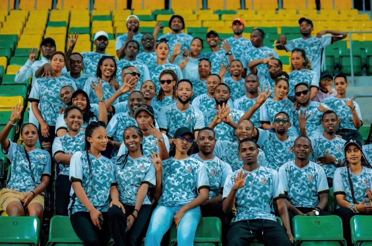 e_murangwa's tweet photo. #Kwibuka32: Kuri uyu mugoroba nagiranye ikiganiro cyo kwibuka n’urubyiruko rwa Fan Club Intare za APR FC.

Twagarutse ku mateka ya Jenoside yakorewe Abatutsi mu 1994, tunaganira ku nshingano z’urubyiruko zo kurinda ukuri, kwanga amacakubiri no guhitamo ubumuntu. Twanarebye ku ruhare rw’umupira w’amaguru—mu kubaka igihugu nyuma ya Jenoside—twanavuze kandi no ku bakinnyi na bafana batatiye igihangu cya siporo bakagira uruhare mu bwicanyi.

Biratanga icyizere kubona urubyiruko rufite ubushake bwo kumva no gusigasira amateka.

Umupira w’amaguru waduhuje kuri uyu mugoroba n'ikiraro gihuza benshi—dukomeze kuwukoresha nk’urubuga rwo kwibuka  kwigisha no gusigasira amateka yacu.
#Kwibuka32 #TwibukeTwiyubaka #NdiUmunyarwanda #IntarezAPRFC