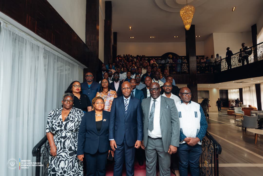 rogerkamba's tweet photo. Aujourd’hui, j’ai lancé la 1ère édition nationale de la formation en prise en charge préhospitalière du Programme ÉTOILE BLEUE.

Une étape majeure pour structurer la réponse aux urgences médicales en République Démocratique du Congo et bâtir progressivement un Service national d’aide médicale urgente.

Dans la vision du Président Félix-Antoine Tshisekedi Tshilombo et du Gouvernement dirigé par Judith Suminwa Tuluka.

Former. Structurer. Sauver des vies. 🇨🇩🚑