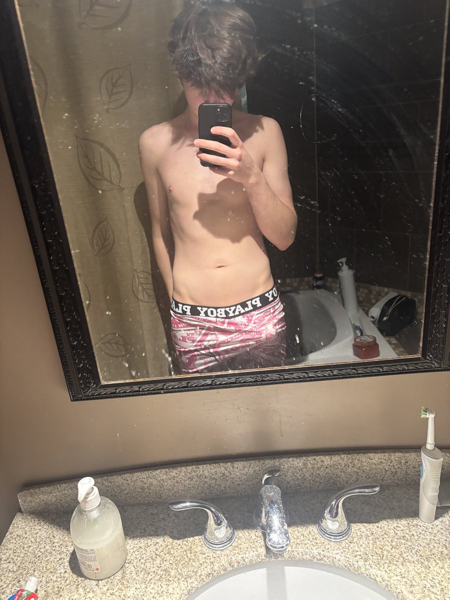 Exotic0005's tweet photo. Freshly showered 👀 https://t.co/T0TeXQUaS8