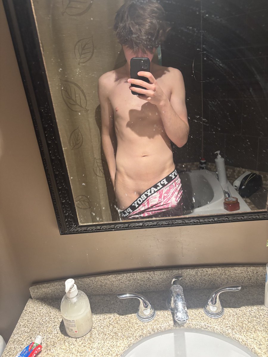 Exotic0005's tweet photo. Freshly showered 👀 https://t.co/T0TeXQUaS8