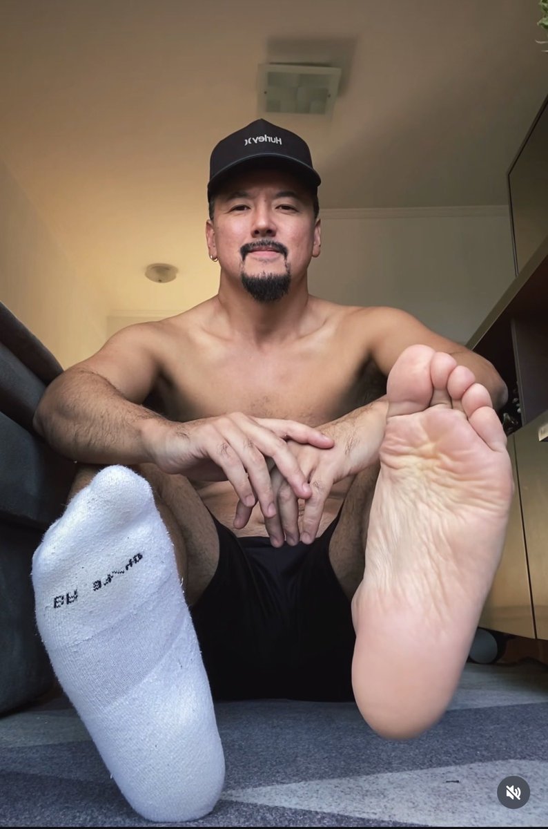 Feet tweet media