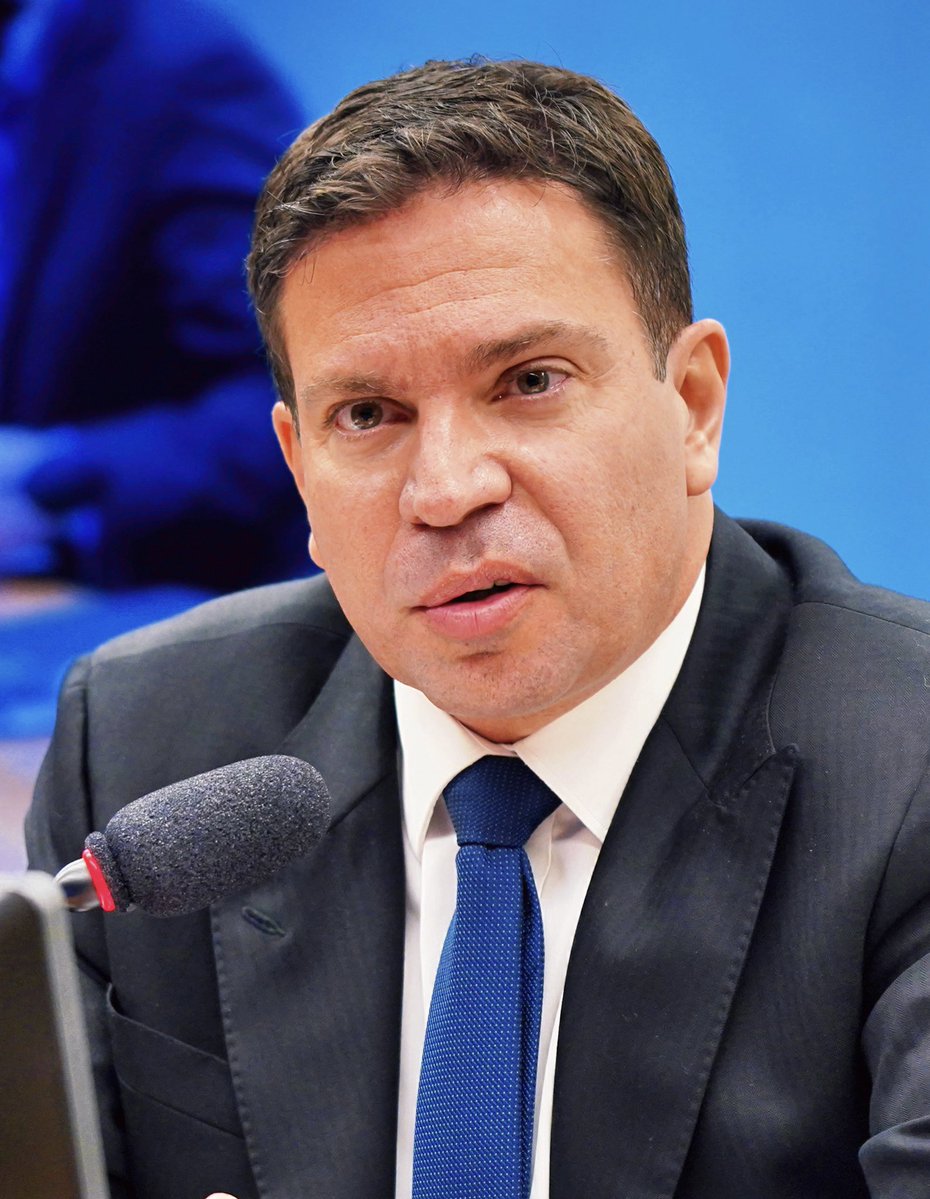 🚨 DEBATE: Alexandre Ramagem estava em mansão de R$ 4 milhões na Flórida. 

De onde será que veio tanto dinheiro? Alguém sabe se ele tem loja de chocolate?