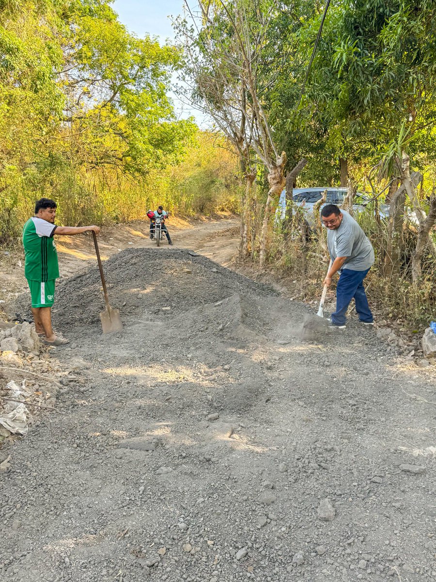 Seguimos llevando soluciones a nuestras comunidades 

Hoy apoyamos a la comunidad El Alacrán, distrito de Usulután con la entrega de material fresado, mejorando el acceso y la conectividad para sus habitantes.

Agradecemos el valioso apoyo de FOVIAL El Salvador por sumarse a este