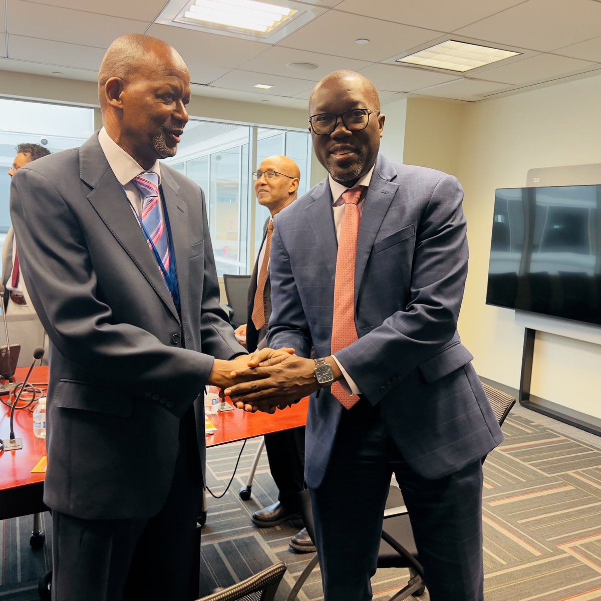 SADC_News's tweet image. SADC’s @EliasMagosi joined #WorldBank VP for Eastern &amp;amp; Southern Africa Eastern Dr. Ndiame Diop and Africa’s RECs to advance coordinated action on trade, stability, and crisis response. Leaders endorsed a new platform to strengthen regional resilience and structured engagement.