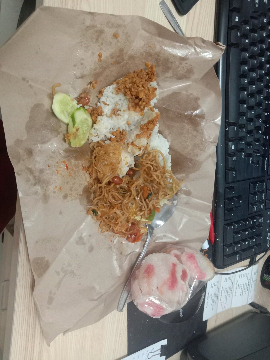 arum_tw's tweet photo. Beli nasi uduk. Ditawari mau 7rb apa 10rb. Milih 7rb dan ternyata sebanyak ini, apa kabar yg 10 rb. Pake 2 kertas minyak kali yaa 😌 https://t.co/BDIzsvVrR3