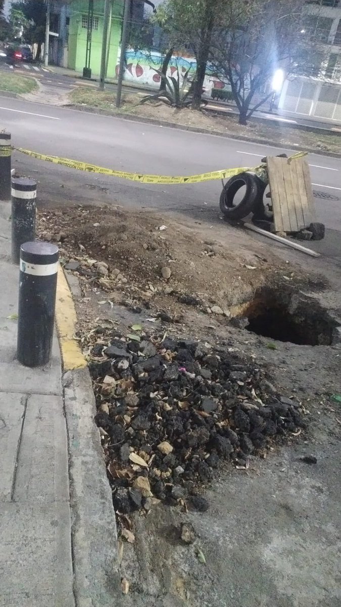 HugoTorresCDMX's tweet image. Pero nos dicen que es "El Mejor Lugar Para Vivir" 

Manuel J. Othon, esquina Plutarco Elías Calles, #Moderna #BenitoJuarez esperemos no suceda un accidente y seguimos exigiendo que se atienda este bache- socavón.