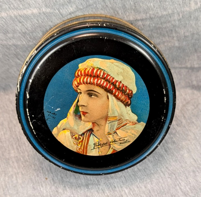 Rudolph Valentino The Shiek Art Deco Beautebox by Canco Biscuit Tin C. 1921  
🔗 ebay.com/itm/1780199906…  
 #ad