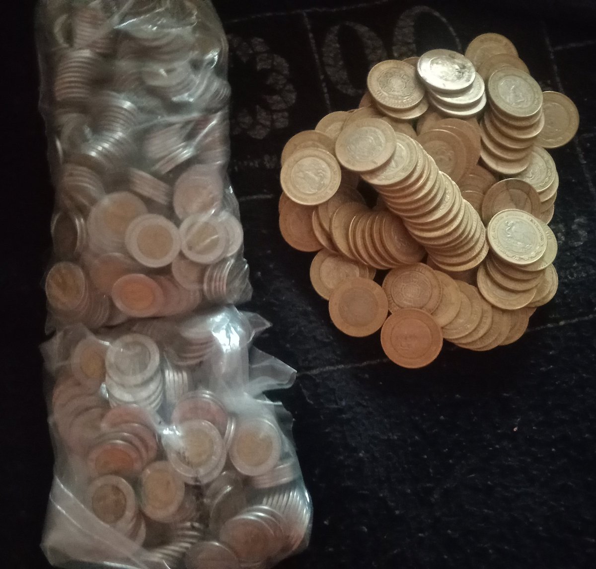 Vienen las patronas <a href="/haashoficial/">Ha*Ash</a> a la Comarca Lagunera, y es hora de ir a  cambiar las poderosas 💰 para ir por el boleto (todavía faltan otros dos montones)