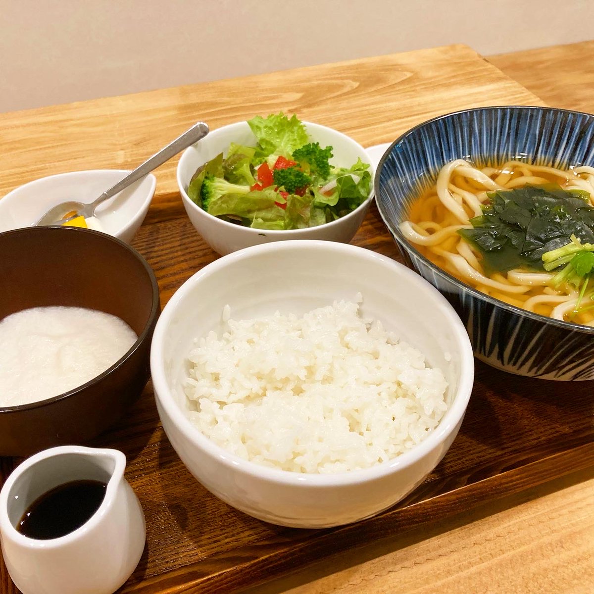 ☀️ 札幌 14℃
胃にやさしいランチが食べたい日、ありませんか。
とろろ飯うどんセット——
ふわっとしたとろろをご飯にかけて、出汁うどんと交互に食べるあの幸せ。
するする食べ終わって、でもちゃんとお腹いっぱい🍜
#とろろ飯うどんセット #うどん土間 #札幌ランチ #とろろ飯 #うどん