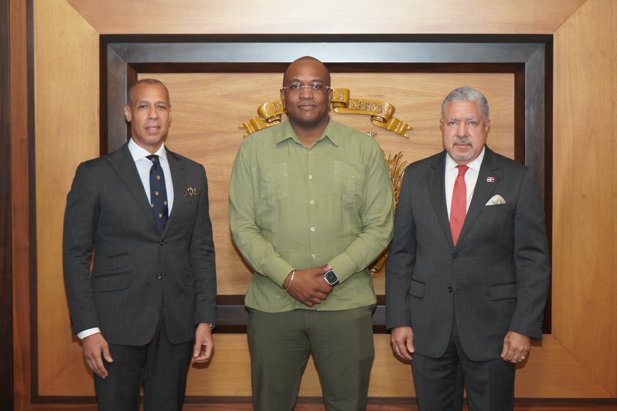 Llega a #RepúblicaDominicana el ministro de Asuntos Exteriores, Comercio Internacional y Cooperación Internacional de la República de Surinam, S. E. Melvin Bouva, quien realizará una visita oficial en el país. 🇩🇴🤝🇸🇷