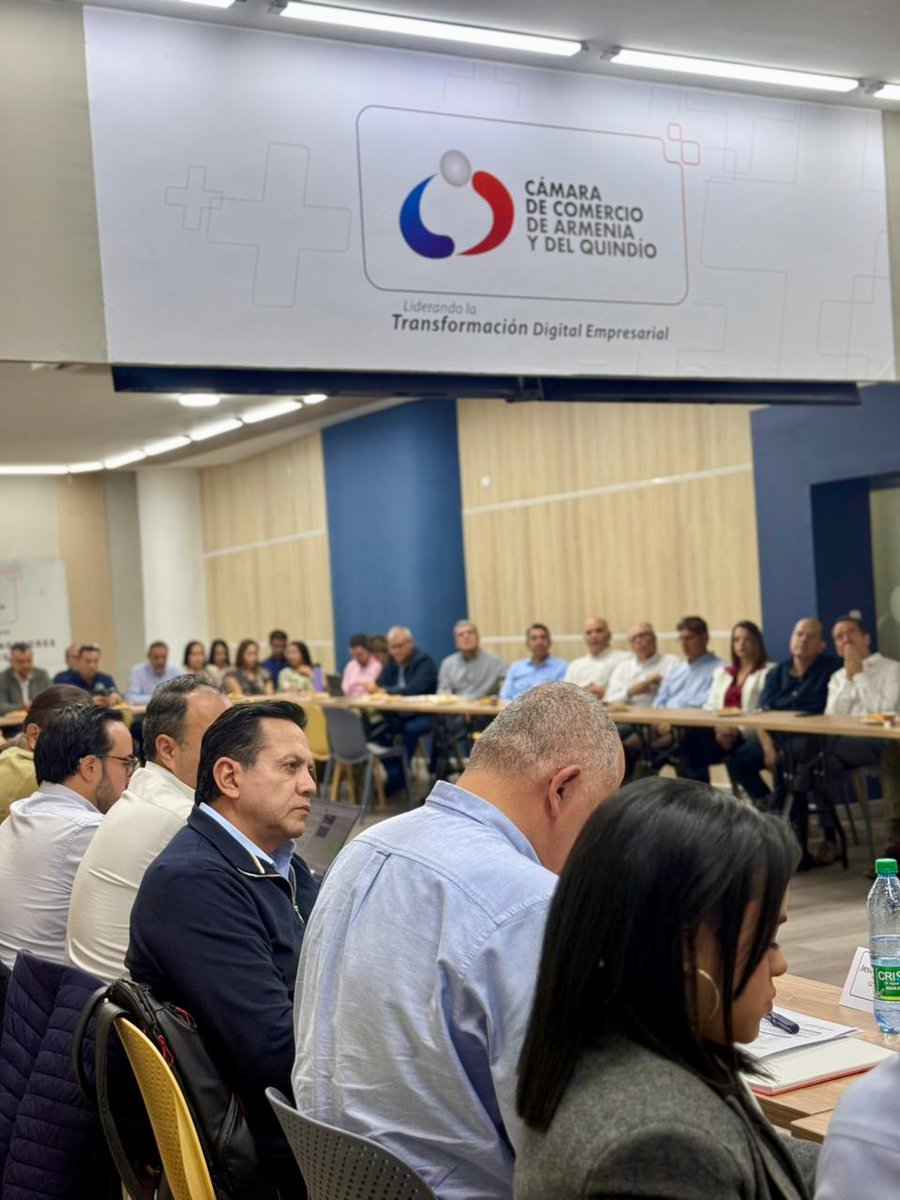 Virguez's tweet photo. Participamos en el espacio de la #AlianzaPorElQuindío invitados por la @Camara_Armenia , donde se revisaron proyectos estratégicos para el departamento de cara al periodo 2026-2030. 🇨🇴 

Resaltamos la presencia y el aporte de nuestro equipo territorial del @partidomira en esta mesa técnica: la Diputada Mónica Marín Peñuela @monicamp_ , los concejales de Armenia Julián Acosta @Julianacostacor , y Edwin Luna, la concejal de Calarcá Alba Ruth Pulido @albaruthpulido5 , y nuestros líderes Francy Yuli Pérez @francyyuliperez y Gabriel Beltrán @gabrielbeltranl 🇨🇴🤝

Es de gran importancia que el país mantenga la atención sobre las necesidades técnicas y presupuestales de la región, tales como:
🔹 La modernización y expansión del Aeropuerto El Edén.
🔹 La continuidad de los corredores viales estratégicos.
🔹 El fortalecimiento de los servicios básicos en zonas rurales y municipios priorizados.

El seguimiento constante y la articulación entre los distintos niveles de gobierno son elementos esenciales para que estas iniciativas sigan su curso. Seguiremos aportando desde la labor legislativa para visibilizar el potencial del Quindío en la agenda nacional. 🏗️💪

#Quindío #AgendaLegislativa #AlianzaPorElQuindío #Territorio