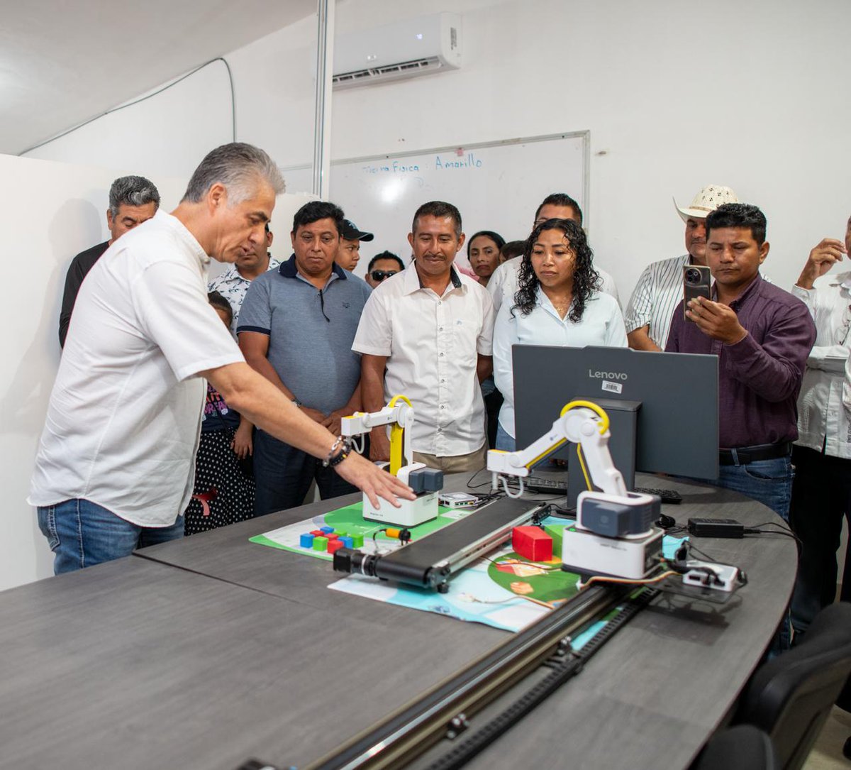 Academiastem's tweet photo. 🚀 Primer Centro Comunitario STEM en la Península de Yucatán, inaugurado en Pucté, Quintana Roo.

Más oportunidades en robótica, programación y tecnología para jóvenes. 🤖💡

Impulsado por @MaraLezama y @eldaxix4t .

#STEM #Educación #Innovación https://t.co/GgUIeg8ytg
