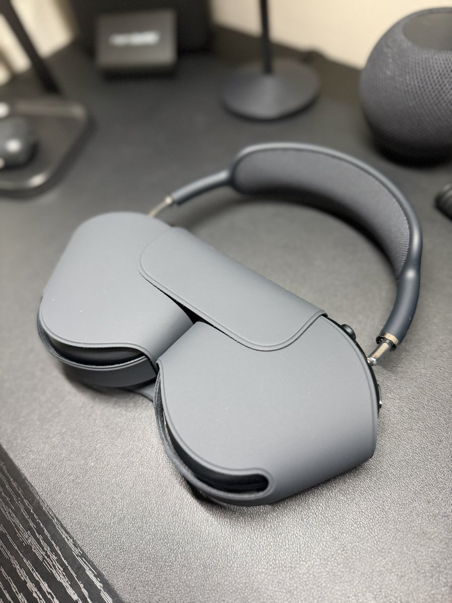 MrInFlight's tweet photo. The new add to my Apple  Ecosystem. AirPod Max 2s. 🔥
Finally decided to purchase a pair after this recent update. Someone who had other over-the-head headphones before, the build quality is above the rest. 💯

#Apple #AirPodMax2 https://t.co/d1IQzSKKmG