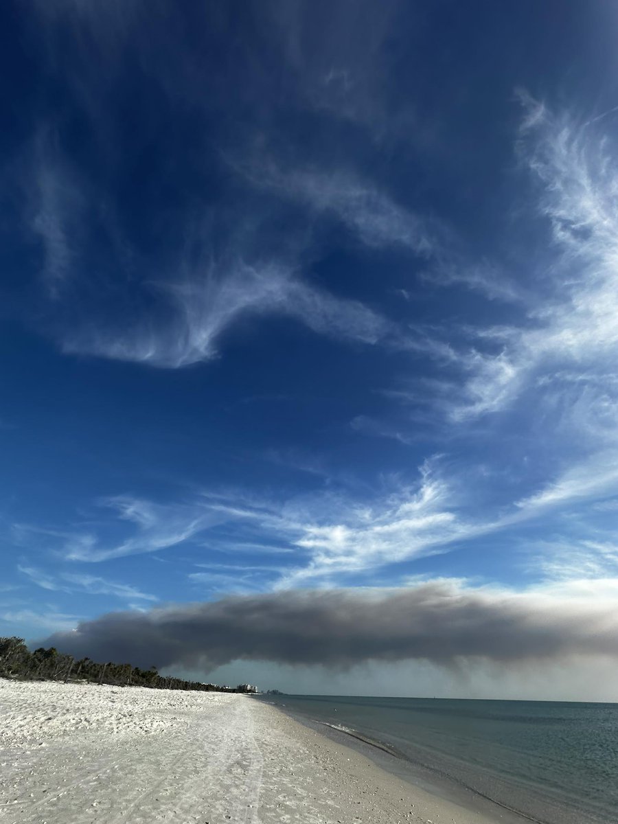 WeatherWithLaur's tweet photo. WOW!
Another picture of the Picayune Strand fire in Collier County. This was taken by one of our WINK Weather Watchers, Matthew R., looking south towards Wiggins Pass from Barefoot Beach.
The latest updates show that this is now a 1,000-acre brush fire that is 15% contained. https://t.co/ZmPFOk8ztj