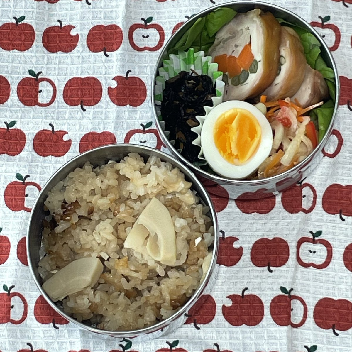 #お弁当記録
・チキンロール
・ひじき煮
・ゆで卵
・人参玉ねぎのマリネ
・筍ごはん

桜を見て、筍を食べると春本番を実感します☺️

#お弁当　
#地味弁当　
#お弁当作り楽しもう部
#お弁当日記
