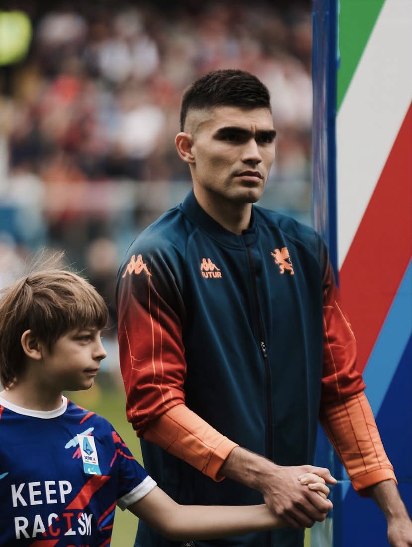 Andrés Lillini 🇦🇷 sobre Johan Vásquez 🇲🇽 y la razón por la que es un ejemplo para el futbolista mexicano:

“Creció. Tiene una personalidad única. Es joven y ya es ejemplo. Es un ejemplo de perseverancia. Él jugó en Pumas conmigo a pierna cambiada, no me dijo nunca nada, jugó por