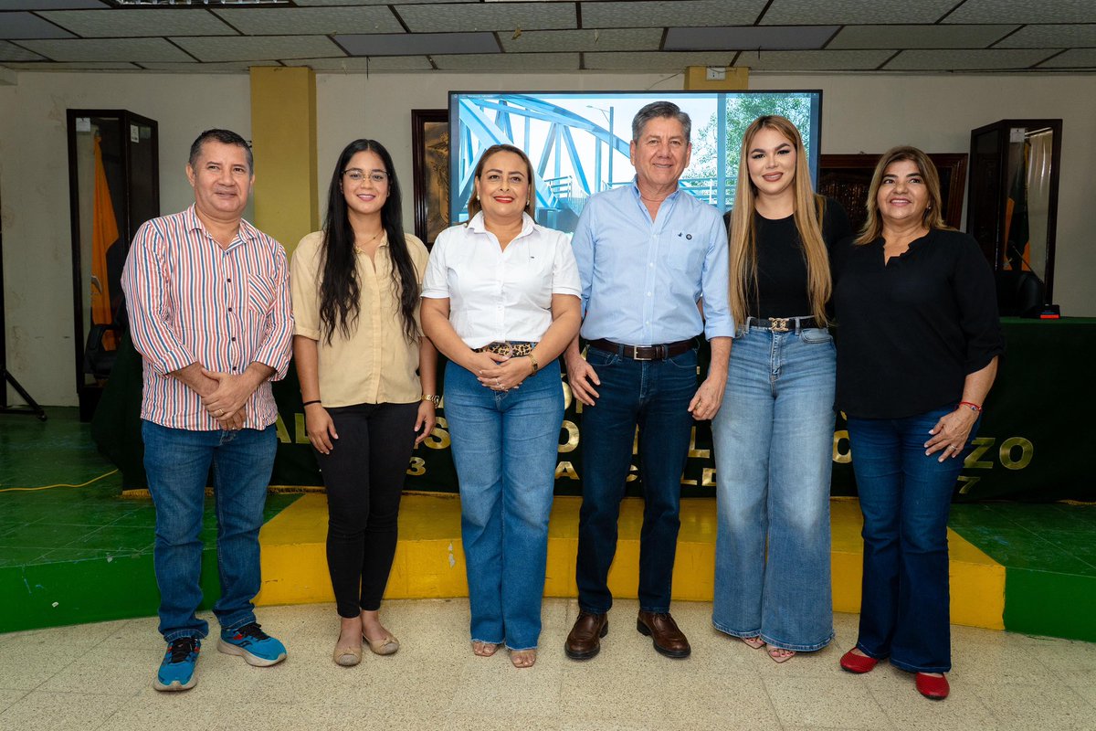 jteransalcedo's tweet photo. 📍Vinces.
En presencia de la vicealcaldesa y concejales del cantón expuse dos proyectos clave: la construcción del nuevo puente sobre el río Vinces y la implementación de un sistema de riego y drenaje DAUVIN.

Estas iniciativas, financiadas con crédito CAF, permitirán fortalecer la conectividad y dinamizar el desarrollo productivo del país.