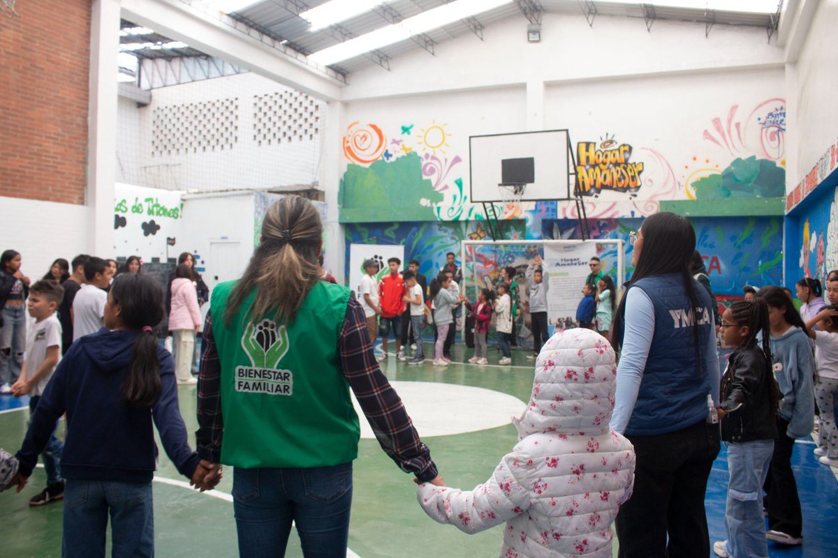ICBFColombia's tweet photo. #BienestarBogotá | En el Día Internacional de la Niñez en Calle trabajamos en la promoción de entornos seguros para niñas y niños de las localidades Mártires y Santa Fe, fortaleciendo el buen uso del tiempo libre y la protección de sus proyectos de vida. https://t.co/vBXVnx7Ydp